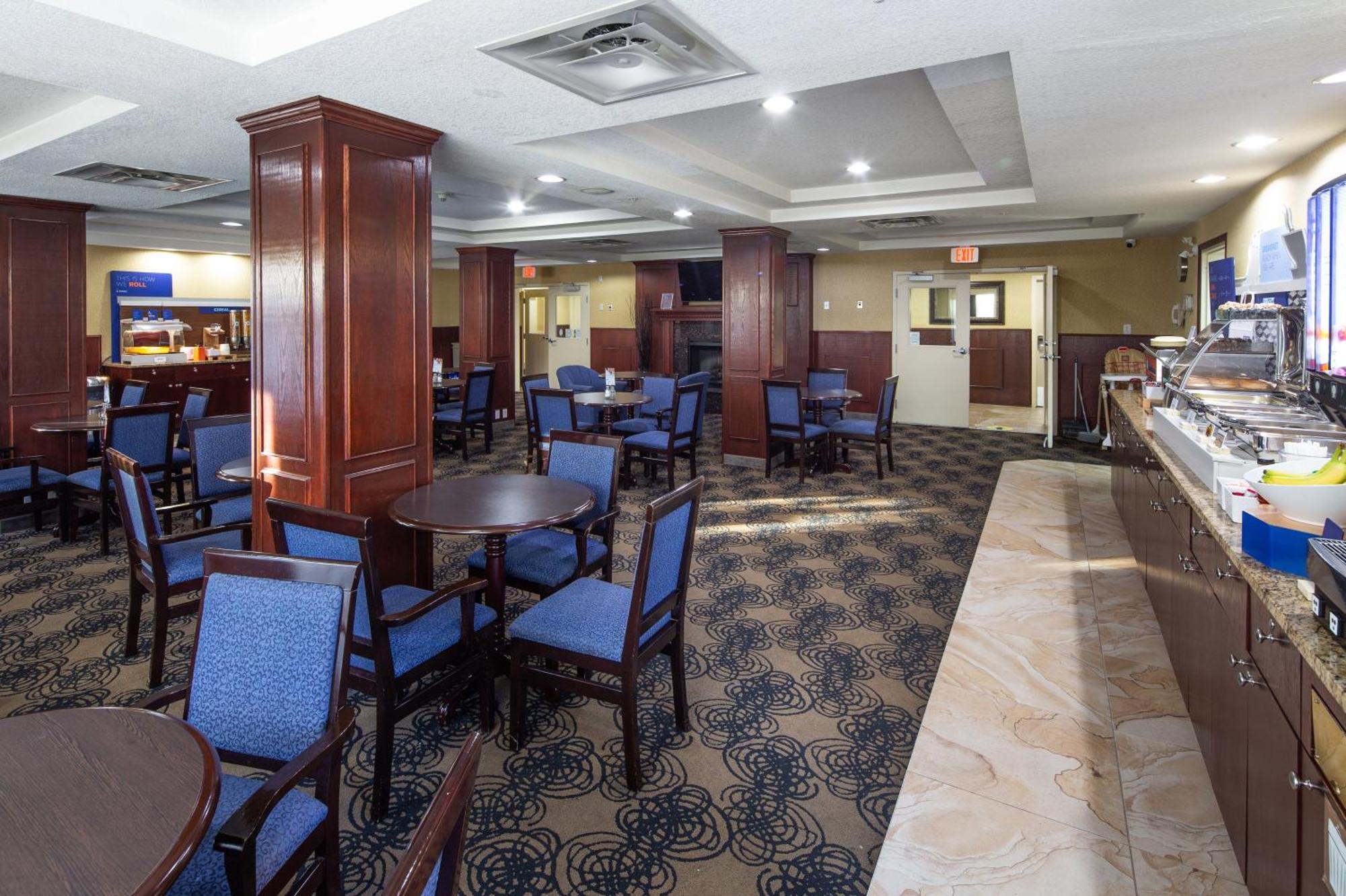 Holiday Inn Express Hotel & Suites Edson By Ihg Bagian luar foto