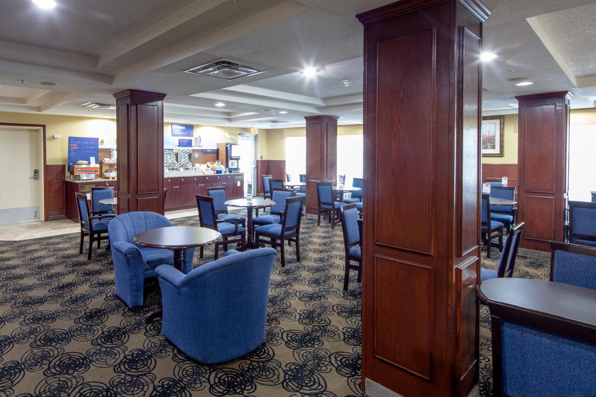 Holiday Inn Express Hotel & Suites Edson By Ihg Bagian luar foto