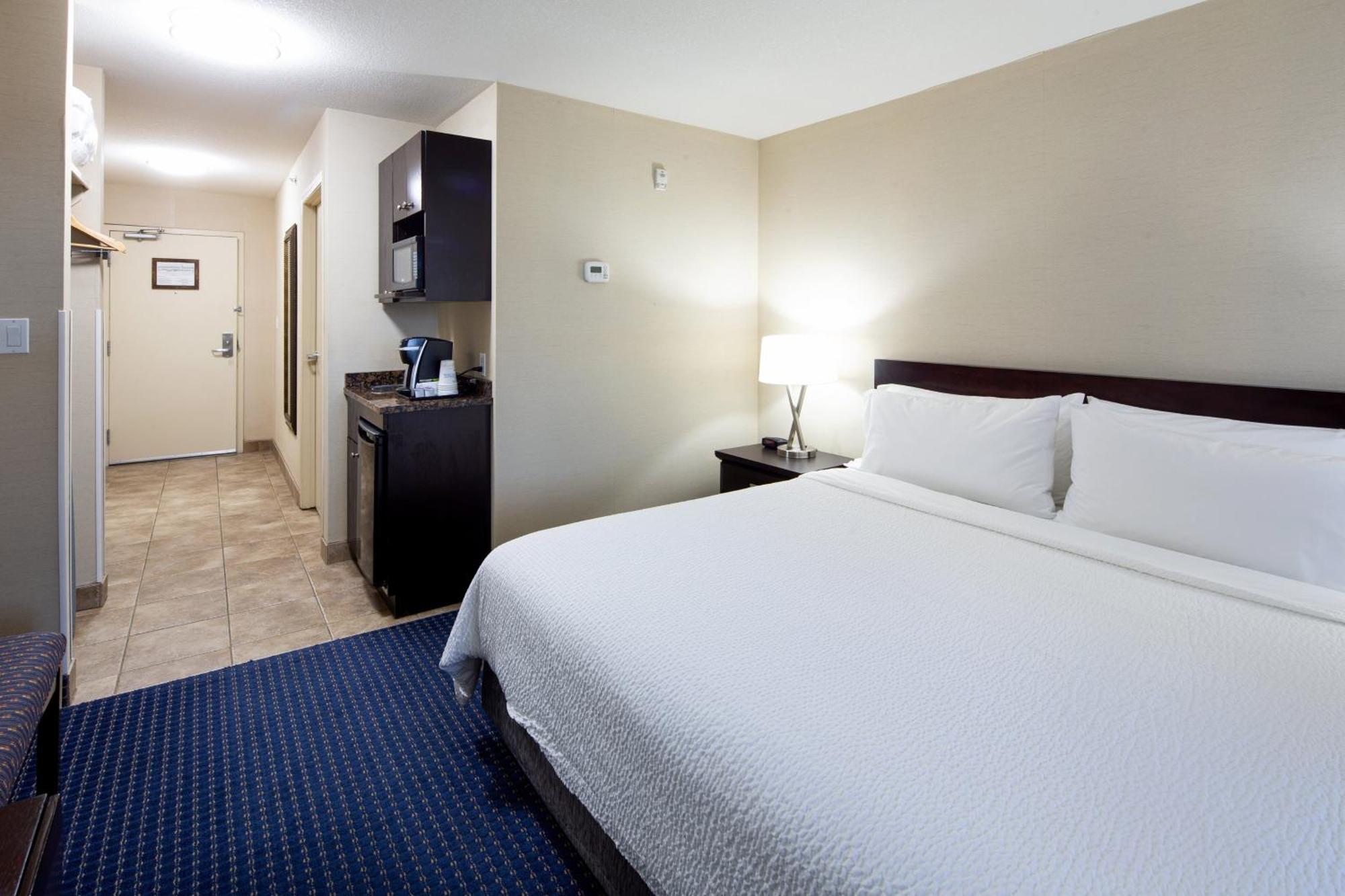 Holiday Inn Express Hotel & Suites Edson By Ihg Bagian luar foto