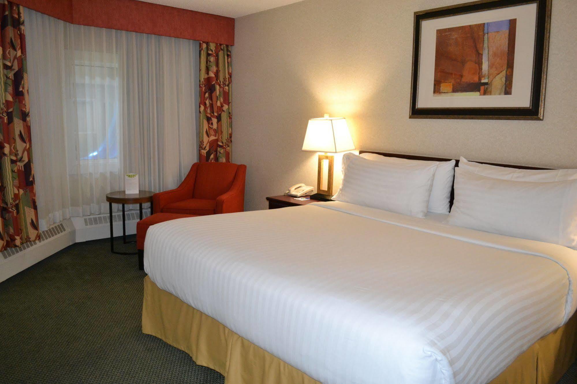 Holiday Inn Express Hotel & Suites Edson By Ihg Bagian luar foto
