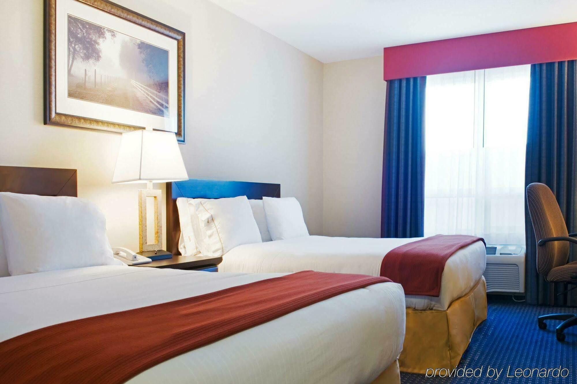 Holiday Inn Express Hotel & Suites Edson By Ihg Bagian luar foto