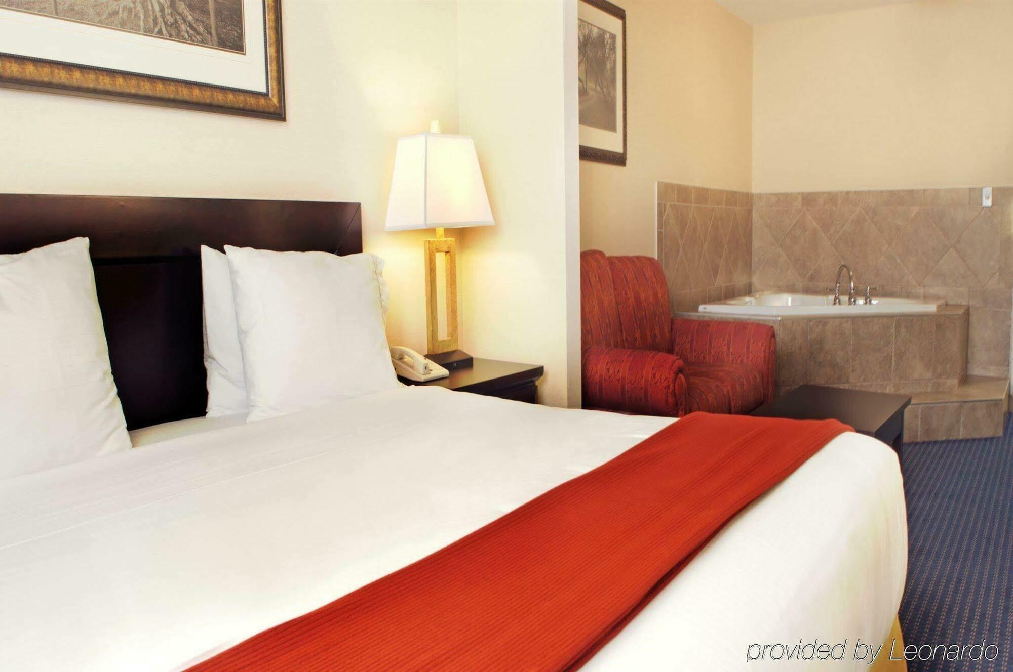 Holiday Inn Express Hotel & Suites Edson, An Ihg Hotel Bagian luar foto