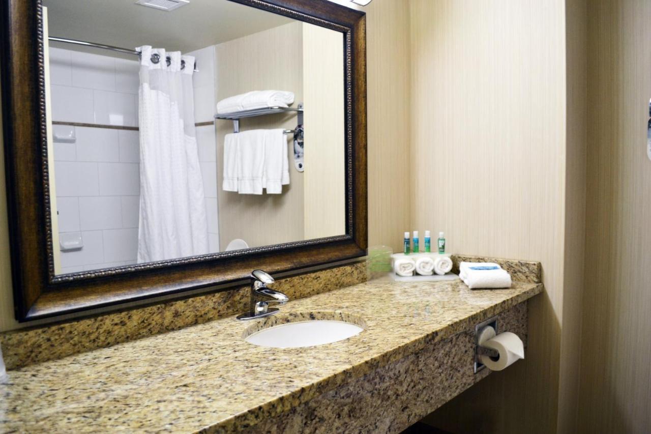 Holiday Inn Express Hotel & Suites Edson By Ihg Bagian luar foto