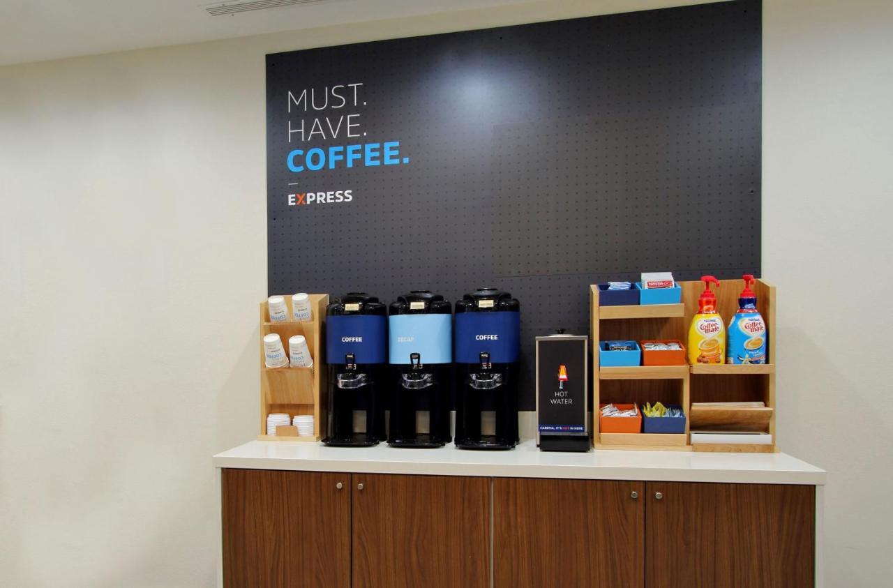 Holiday Inn Express Hotel & Suites Edson By Ihg Bagian luar foto